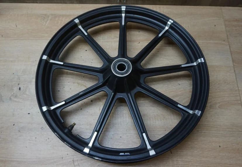Harley Davidson Iron 883 2016 Front wheel rim BENT